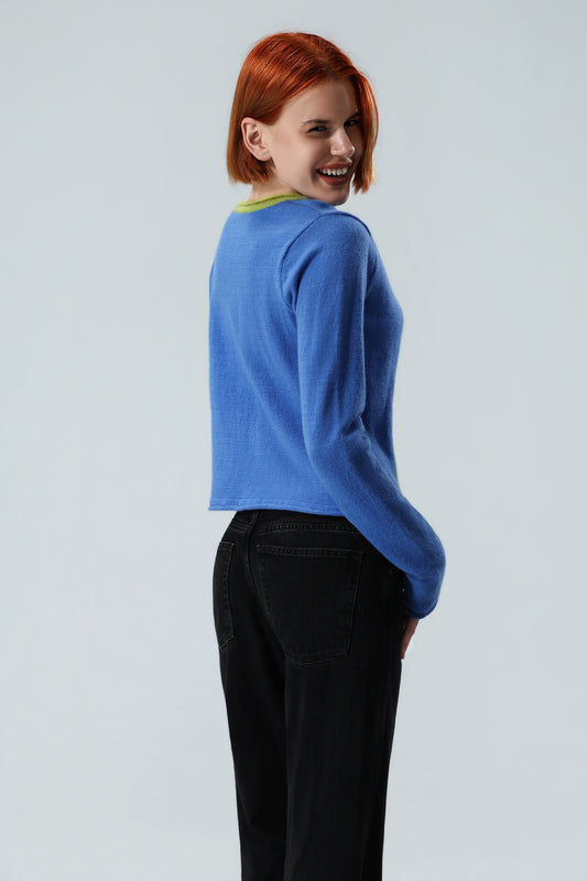 Titel: Leuchtend blaue Strickjacke für Damen mit Kontrastbesatz – Wellenförmige Knopfleiste